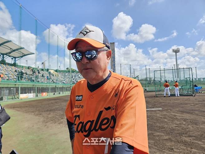 한화 김경문 감독이 22일 일본 오키나와 니시자키 구장에서 지비 롯데와 평가전에 앞서 취재진을 만났다. 오키나와 | 김동영 기자 raining99@sportsseoul.com