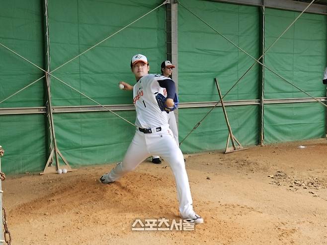 한화 문동주가 21일 일본 오키나와 고친다 구장에서 부상 회복 후 첫 번째 불펜피칭을 하고 있다. 오키나와 | 김동영 기자 raining99@sportsseoul.com