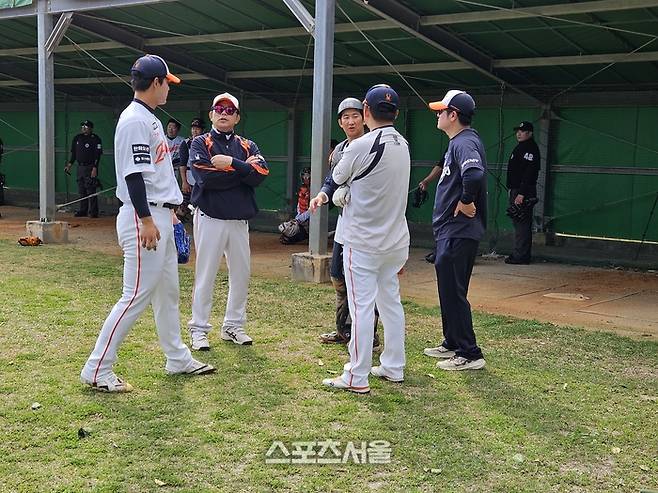 한화 문동주(왼쪽)가 21일 일본 오키나와 고친다 구장에서 불펜피칭을 마친 후 양상문 투수코치(왼쪽 두 번째), 최재훈(가운데) 등과 얘기를 나누고 있다.  오키나와 | 김동영 기자 raining99@sportsseoul.com