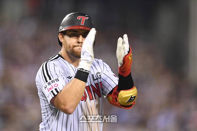LG 오스틴이 20일 서울 잠실구장에서 열린 2025 KBO리그 롯데와 경기 7회말 1사1,3루 희생타를 친 후 박수를 치고 있다. 잠실 | 최승섭기자 thunder@sportsseoul.com