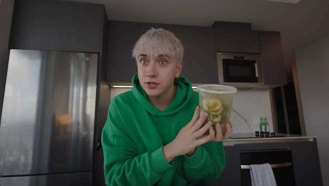 유튜브·틱톡 크리에이터 로건 모핏이 ‘오이샐러드 레시피’를 소개하고 있다. 사진 | 유튜브 채널 ‘logagm’