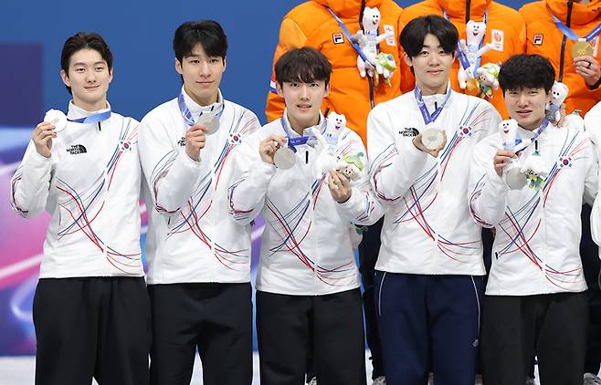 쇼트트랙 남자 대표팀이 이탈리아 밀라노 아이스스케이팅 아레나에서 열린 2026 밀라노ㆍ코르티나 동계올림픽 쇼트트랙 남자 5000m 계주 시상대에 올라 메달을 들어보이고 있다. 사진 | 밀라노=연합뉴스