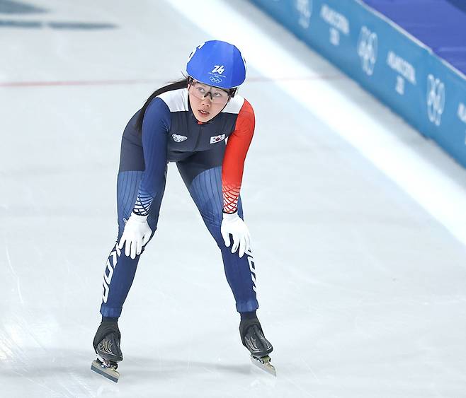 박지우가 22일(한국시간) 이탈리아 밀라노 스피드스케이팅 스타디움에서 열린 2026 밀라노·코르티나 동계올림픽 스피드스케이팅 여자 매스스타트 결승서 결승선을 통과한 뒤 아쉬워하고 있다. 사진 | 밀라노=연합뉴스
