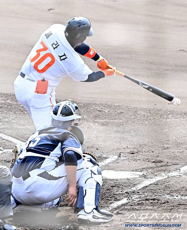 분명 배트에 닿을 거 같았지만 류현진의 체인지업에 헛스윙한 한화 페라자.