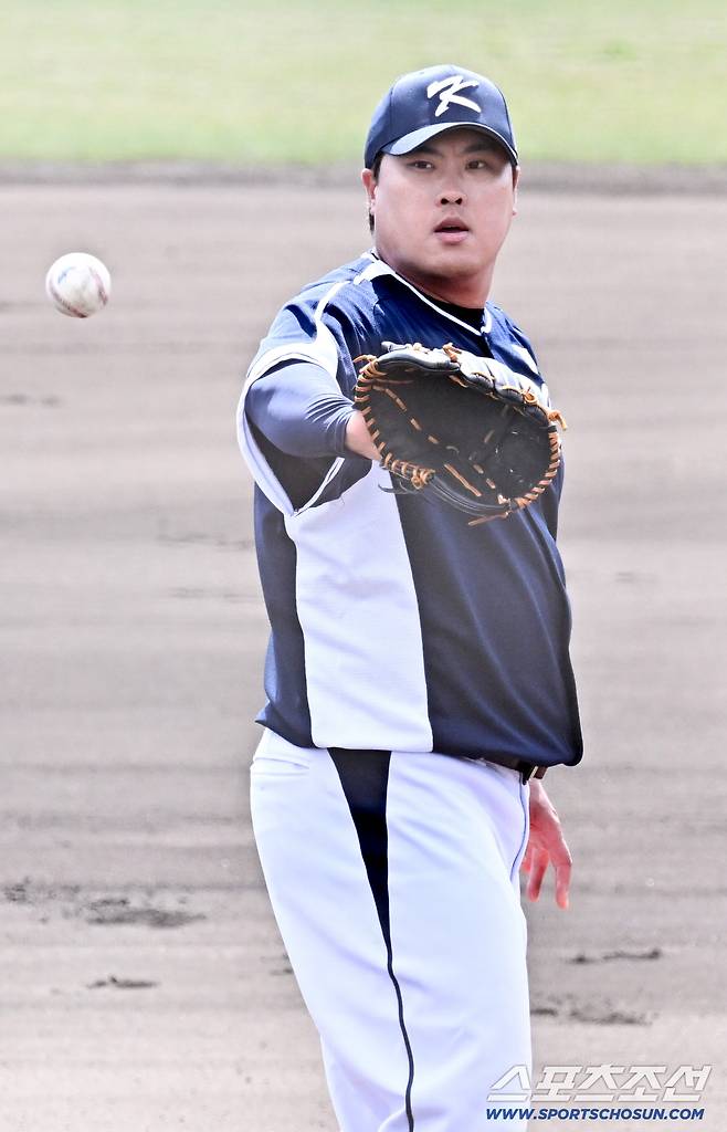 21일 일본 오키나와 고친다구장에서 열린 대한민국 야구 대표팀과 한화 이글스의 평가전. 류현진이 역투하고 있다. 오키나와(일본)=박재만 기자 pjm@sportschosun.com/2026.02.21/