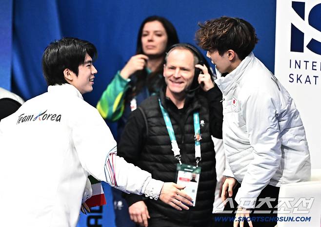 14일 이탈리아 밀라노 아이스스케이팅 아레나에서 피겨스케이팅 남자 싱글 프리스케이팅 경기가 열렸다. 동메달 차지한 일본 사토 ��과 인사를 나누고 있는 차준환. 밀라노(이탈리아)=송정헌 기자songs@sportschosun.com/2026.02.14/