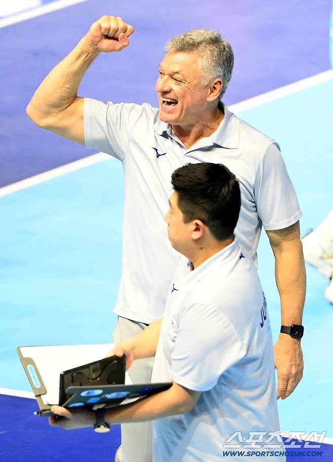 31일 인천계양체육관에서 열린 V리그 남자부 대한항공과 KB손해보험의 경기, 대한항공이 풀세트 끝 승리했다. 승리를 확정짓고 환호하는 대한항공 헤난 달 조토 감독의 모습. 인천=허상욱 기자wook@sportschosun.com/2026.01.31/