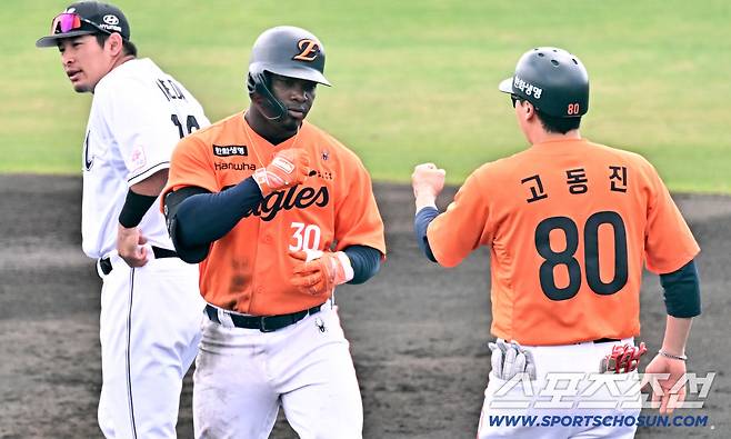 22일 일본 오키나와 니시자키 야구장에서 열린 한화 이글스와 지바 롯데의 연습경기. 페라자가 안타를 날린 뒤 숨을 고르고 있다. 오키나와(일본)=박재만 기자 pjm@sportschosun.com/2026.02.22/