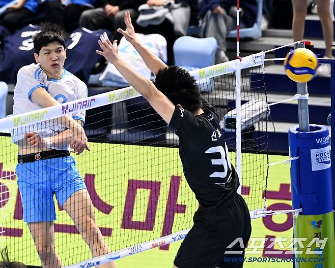 22일 인천 계양체육관에서 열린 V리그 남자부 대한항공과 현대캐피탈의 경기, 대한항공 정지석이 공격을 시도하고 있다. 인천=허상욱 기자wook@sportschosun.com/2026.02.22/