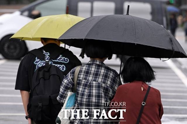 일요일인 22일 전국이 대체로 맑다가 흐려지겠다. 새벽부터 낮 사이 내륙 곳곳에선 약한 비 소식이 있다. /남용희 기자