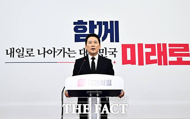 장동혁 국민의힘 대표가 윤석열 전 대통령과 '절연'할 마지막 기회를 걷어찼다는 비판이 나온다. 사진은 장 대표가 20일 오전 서울 여의도 국회에서 기자회견을 열고 윤석열 전 대통령 무기징역 선고에 대한 입장을 밝히고 있는 모습. /배정한 기자