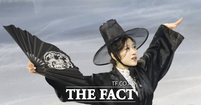 피겨스케이팅 이해인이 21일(현지시간) 이탈리아 밀라노 아이스 스케이팅 아레나에서 열린 피겨스케이팅 갈라쇼에서 넷플릭스 애니메이션 '케이팝 데몬 헌터스(K-Pop Demon Hunters)' 컨셉을 반영한 저승사자(사자보이즈) 복장을 입고 연기를 펼치고 있다./뉴시스