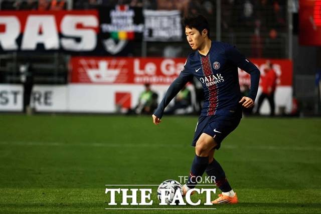 파리 생제르맹(PSG)의 미드필더 이강인(25)이 22일 새해 첫 선발 출전 경기에서 특유의 날카로운 킥과 탈압박 능력을 과시하며 소속팀의 완승을 이끌었다. 3월 유럽원정 평가전을 앞둔 홍명보호에도 희소식을 안겼다./AP.뉴시스