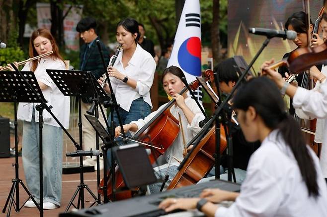 지난해 9월 석촌호수에서 열린 송파청년축제에 참여한 청년예술가 모습. 송파구 제공.