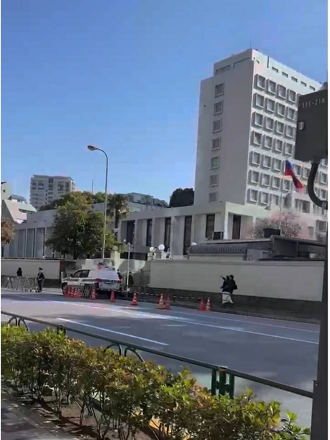 21일 일본 도쿄 아자부다이힐스 부근의 러시아 대사관에는 서울의 주한 러시아 대사관과는 달리 러·우 전쟁과 관련한 어떠한 현수막도 걸려 있지 않았다.