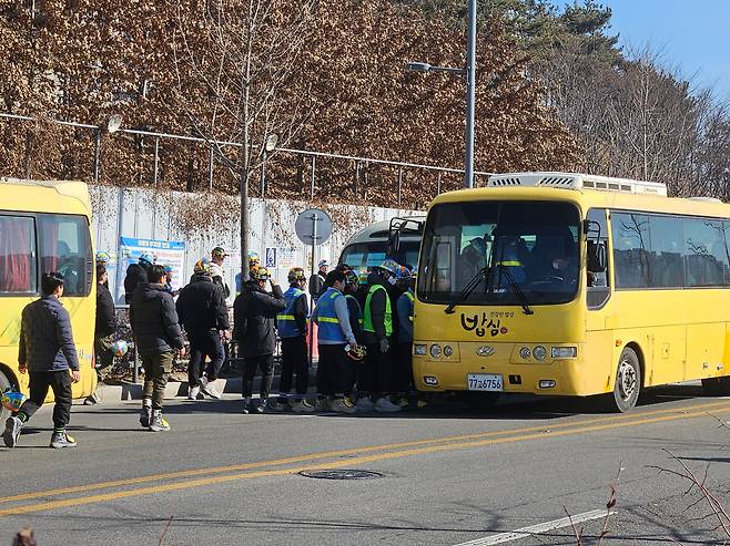 지난 19일 오전 11시 점심시간이 되자 근로자들이 공장 앞에 줄 세워져 있던 한식뷔페 셔틀버스로 달려간다. 하청업체는 인근 한식뷔페와 계약을 해 인부들의 식사를 해결하고 있다. /지혜진 기자