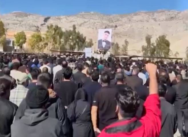 이란 아브다난에서 열린 추모식 도중 참석자들이 반정부 구호를 외치고 있다. 이 추모식은 시위 중 한 남성이 사망한 지 40일이 되는 날을 기려 진행됐다. /AP 연합뉴스