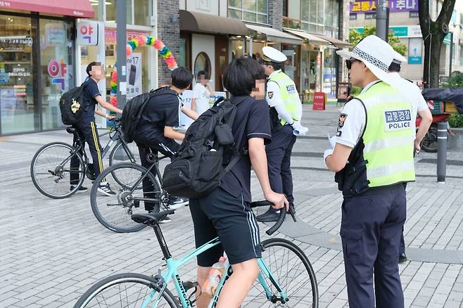 지난 9월 15일 오후 서울 강동구 고덕역 인근에서 경찰이 학생들에게 픽시자전거 탑승 행위에 주의를 당부하고 있다. /뉴스1
