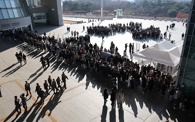 지난해 12월 서울 용산구 국립중앙박물관을 찾은 관람객들이 한겨울 추위에도 아랑곳 않고 박물관 바깥까지 줄을 서 있다. 국립중앙박물관 지난해 관람객은 사상 처음으로 600만명을 넘기며 프랑스의 루브르 박물관, 이탈리아 로마의 바티칸 박물관, 영국 대영박물관에 이어 세계 관람객 수 4위에 올랐다. 뉴시스