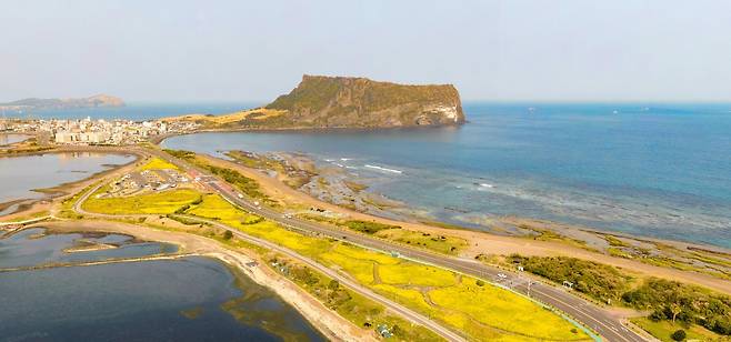 제주 서귀포시 성산읍에 있는 세계자연유산 성산일출봉 전경. 제주도 제공