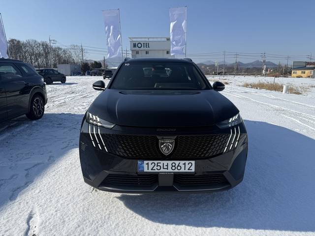 전면부 중앙에 위치한 플로팅 타입 엠블럼과 통일된 톤의 그라데이션 프론트 그릴은 고급스러운 분위기를 자아냈다. 임주희 기자