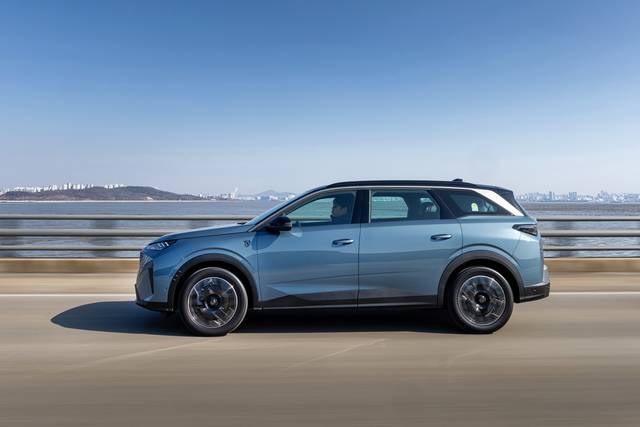 측면부의 볼륨감이 차체를 더 커보이게 했다. 스텔란티스코리아 제공