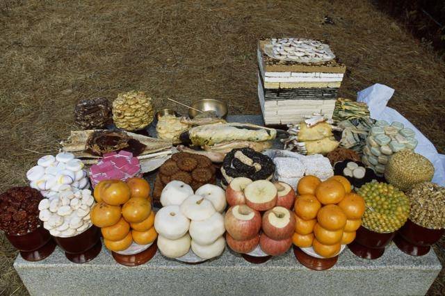 대전 동구 은진 송씨 묘소 차례상 사진.  국립민속박물관 제공