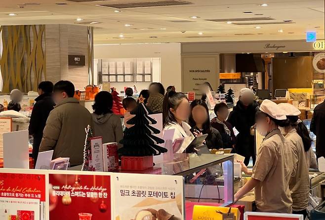지난달 서울 중구 롯데백화점 본점 식품관에 베이커리 상품을 구매하려는 고객들이 몰려 있다. 사진=김현지 기자
