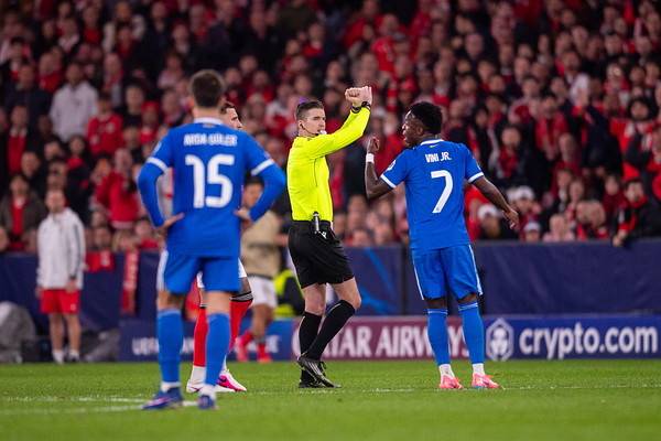 유럽축구연맹 챔피언스리그(UCL) 경기 중 비니시우스 주니오르(레알마드리드)의 인종차별 고발을 듣고 경기 중단을 선언하는 프랑수아 레테시에 주심. 게티이미지코리아