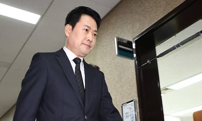 장동혁 국민의힘 대표가 20일 국회에서 입장발표 기자회견을 하기 위해 굳은 표정으로 회의실로 향하고 있다. 윤운식 선임기자 yws@hani.co.kr