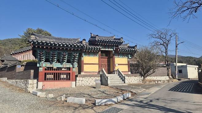 지난 20일 울산 울주군 삼동면 하작마을에 단종의 주검을 수습한 충신 엄흥도를 기리는 원강서원과 증공조참판 엄공 원강서원비(비각 안쪽)가 있다. 주성미 기자