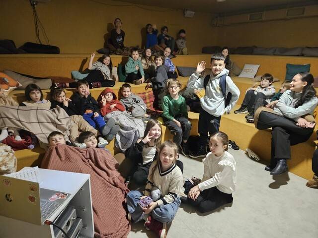 6일 우크라이나 키이우 스필노 학교의 지하 교실에서 어린이들이 수업을 듣고 있다. 이날 아침 9시께 공습 사이렌이 울려 아이들은 오전 수업을 지하에서 들었다. 천호성 기자