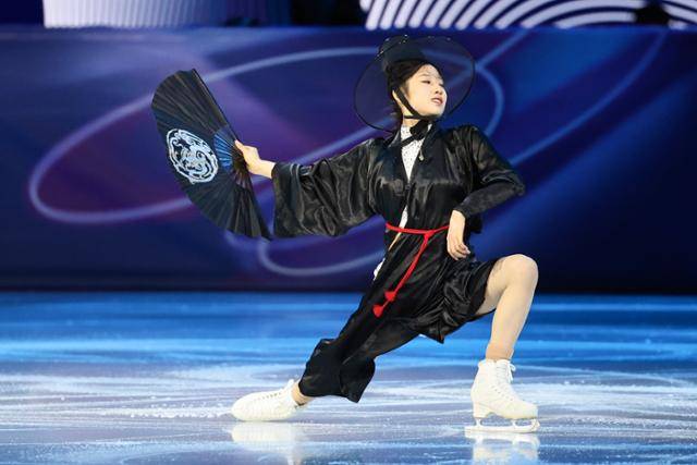 이해인(21·고려대)이 22일 이탈리아 밀라노 아이스스케이팅 아레나에서 열린 2026 밀라노·코르티나담페초 동계올림픽 피겨스케이팅 갈라쇼에서 애니메이션 '케이팝 데몬 헌터스' 삽입곡 '유어 아이돌'에 맞춰 연기를 펼치고 있다. 연합뉴스
