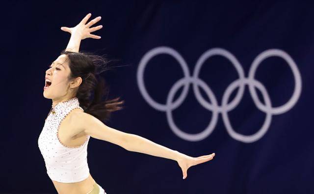 이해인(21·고려대)이 22일 이탈리아 밀라노 아이스스케이팅 아레나에서 열린 2026 밀라노·코르티나담페초 동계올림픽 피겨스케이팅 갈라쇼에서 연기를 펼치고 있다. 뉴시스