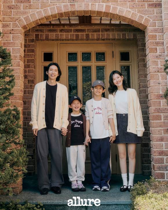 최근 키즈 패션 시장이 확대되는 가운데, 패밀리룩 관련 상품이 잇따라 출시되고 있다. 사진은 세터와 봉태규 패밀리의 얼루어코리아 화보. [사진=레시피그룹]