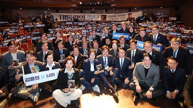 20일 경기 수원시 팔달구 경기아트센터에서 열린 ’대통령의 쓸모‘ 출판 기념회에는 추미애,한준호 의원 등 경기도지사 출마 희망자들과 안민석,유은혜 전 의원 등 경기도 교육감 도전자 등 경기도권 민주당 인사들이 대거 참석했다. 뉴스1