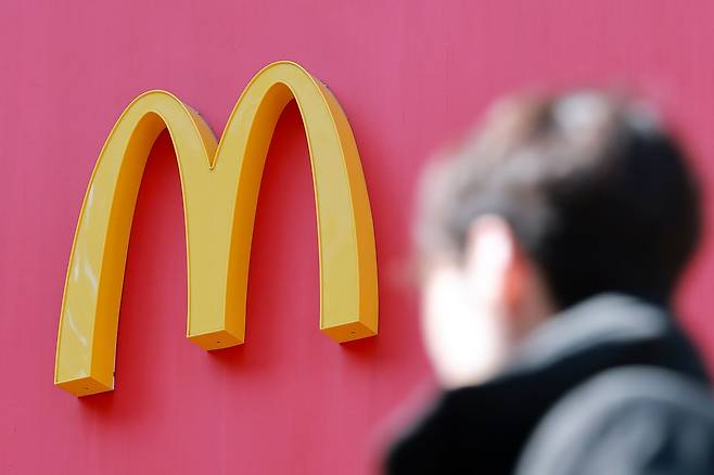 한국맥도날드는 햄버거와 음료, 사이드 메뉴 등 35가지(단품 기준) 제품 가격을 20일부터 100~400원 인상한다고 19일 밝혔다. 연합뉴스