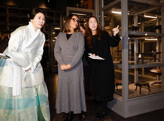김혜경 여사와 브라질 루이스 이나시우 룰라 다 시우바 대통령 부인 호잔젤라 다 시우바 여사가 21일 경기 파주 국립민속박물관에서 열린 친교 행사에서 수장고 관람을 하고 있다. 뉴스1