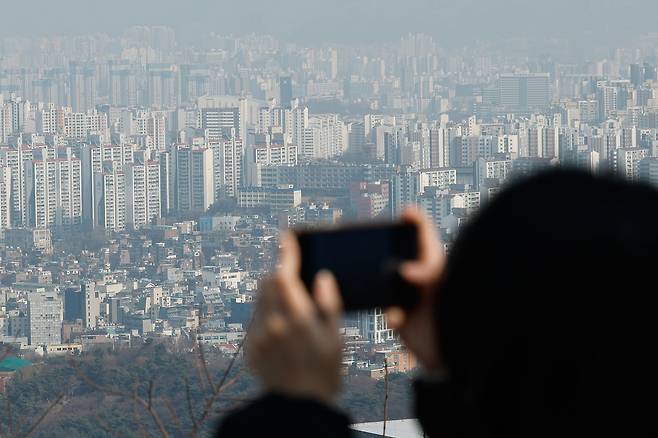 지난 20일 오후 서울 남산에서 바라본 도심 아파트 단지. 뉴스1