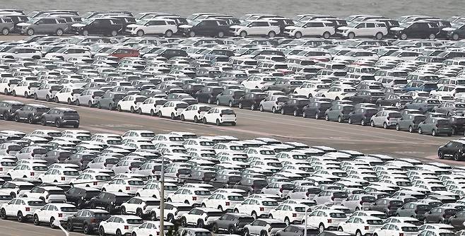 22일 경기 평택시 포승읍 평택항에 수출용 차량이 세워진 모습. 뉴스1