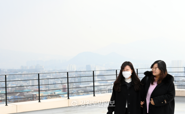 ▲ 춘천 교동에서 바라본 춘천시가지기 미세먼지로 온통 뿌옇다. 강원도민일보 자료사진