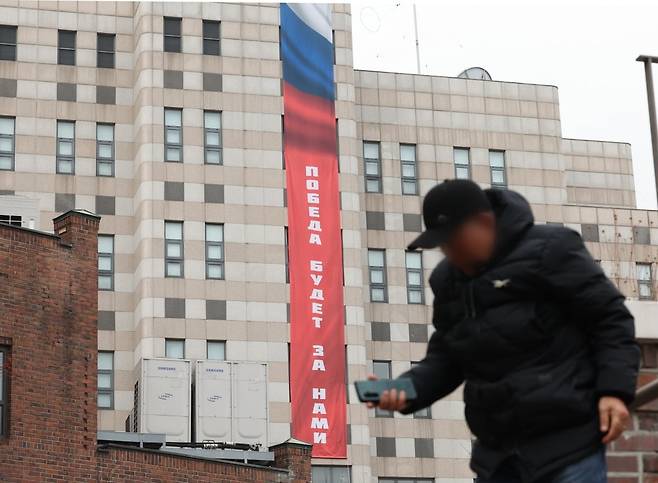 < 주한러대사관, '승리는 우리의 것' 현수막 게시 > 22일 서울 중구 주한 러시아대사관 건물 외벽에 '승리는 우리의 것이다'라고 적힌 현수막이 걸려있다.  주한러시아대사관은 이 현수막을 내건 뒤, 우리 정부의 우려 전달에도 이를 철거하지 않고 있는 것으로 알려졌다.사진=연합뉴스