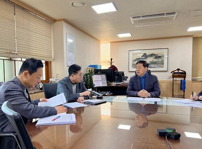 구윤철 부총리 겸 재정경제부 장관(맨 오른쪽)이 미 연방대법원의 상호관세 무효 판결 관련 긴급회의를 주재하고 있다. 재정경제부