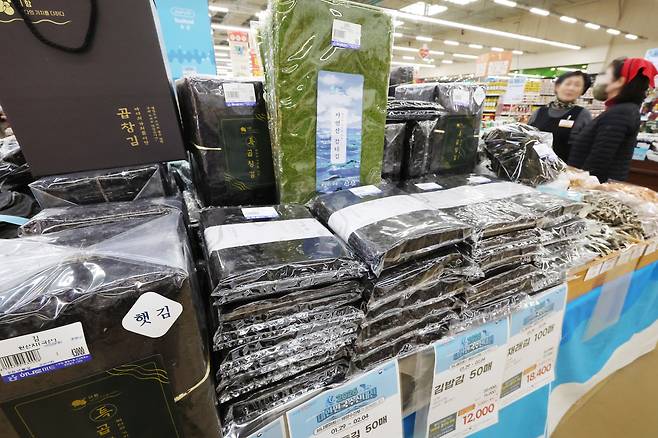 Dried seaweed is displayed at a supermarket in Seoul on Feb. 2. [YONHAP]