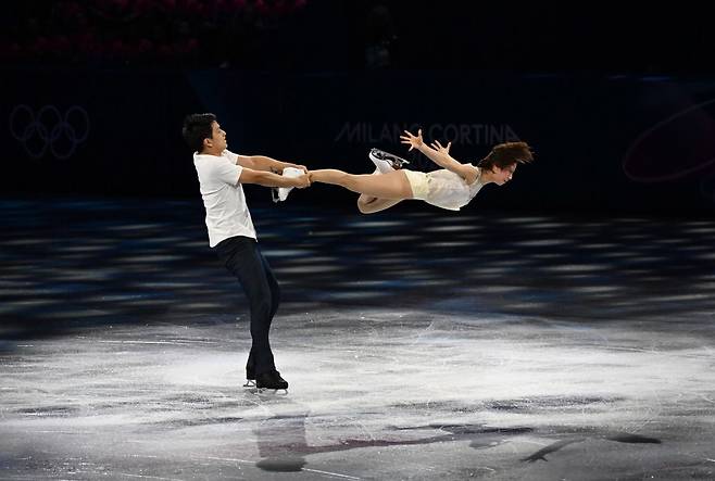 페어 피겨 금메달리스트인 일본 미우라 리쿠와 기하라 류이치.