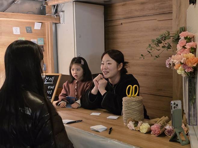 김승하(오른쪽) 집사와 딸 서하가 21일 서울 성동구에서 사랑한송이 사역으로 시민들과 대화하고 있다.