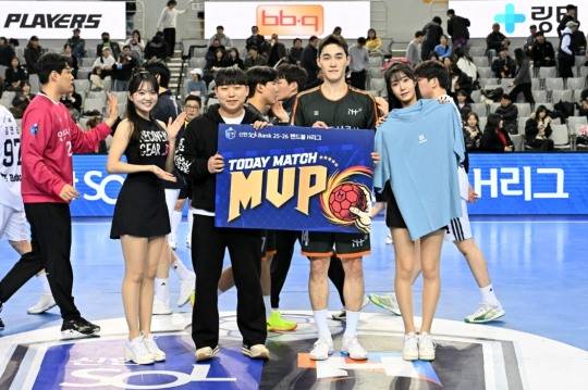 22일 두산전 최우수선수(MVP)에 뽑힌 인천도시공사 전진수(오른쪽에서 두 번째). 사진[연합뉴스]