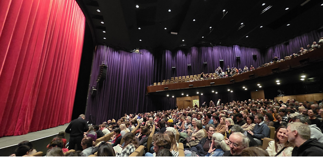 지난 20일(현지시간) 올해 베를린영화제의 보조 극장인 ‘베를리너 페스티슈필레’에서 영화 ‘모스카스’ 관람을 기다리는 관객들. [김유태 기자]
