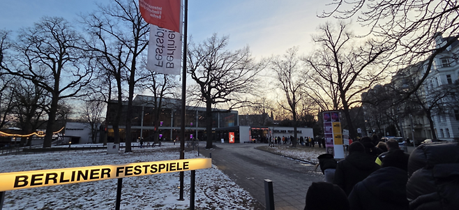 지난 20일(현지시간) 올해 베를린영화제의 보조 극장인 ‘베를리너 페스티슈필레’에서 영화 ‘모스카스’ 관람을 위해 입장 대기 중인 관객들. 베를린예술대학 바로 옆에 위치해 있습니다. 이날 기온은 영하 5도였고 주행사장에서 40분 거리에 위치했지만 영화제에 참석한 관객들의 발걸음은 끊이지 않았습니다. [김유태 기자]