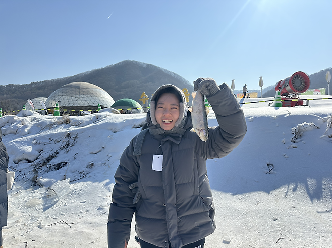 지난 1일 경기 양평군 단월면 수미마을에서 열린 양평 빙송어 축제에서 한 참가자가 행사에서 잡은 송어를 보여주고 있다. 윤성아 인턴기자.